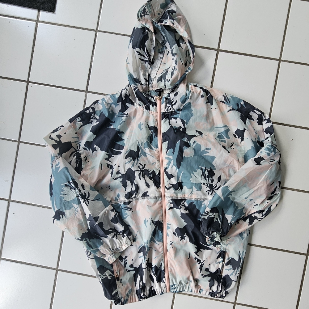 Windbreaker w/hood and full zipper Size XL